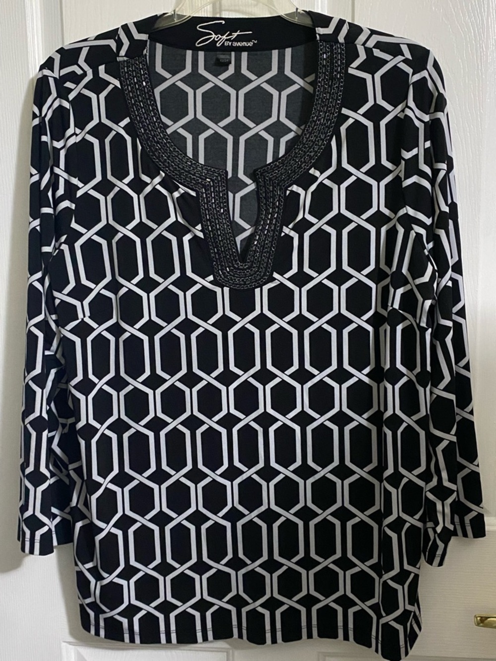 NEW-SOFT BY AVENUE BLACK AND WHITE GEOMETRIC KNIT TUNIC WITH BEADED NECKLINE